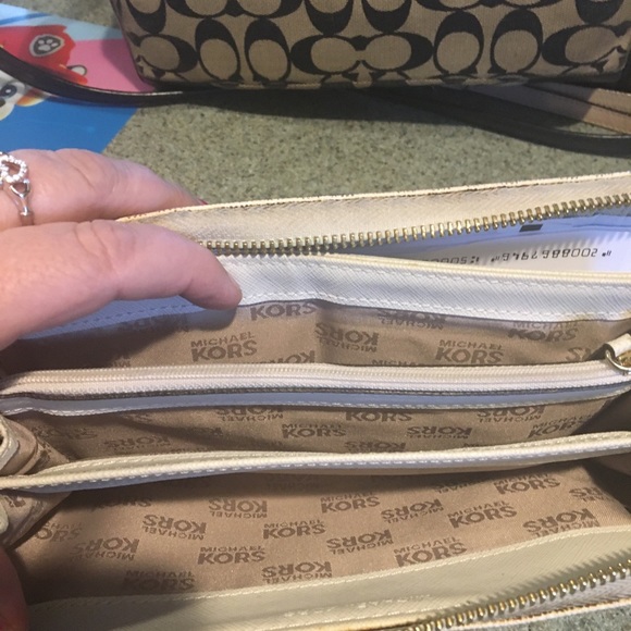 Micheal kors large wallet authentic asking 90 it is used still in good shape - Picture 4 of 4